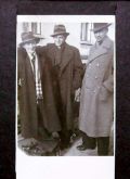 - 19-letni Wilhelm Dębicki (1-szy z lewej) z przyjaciółmi.