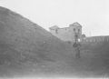 - Brama do Okopów św.Trójcy, dawnego bastionu polskiego, gdzie Zbrucz wpada do Dniestru (teraz po stronie Ukrainy) Około 1932 r.